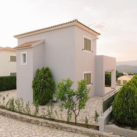 Vasilopoulos Residences - Villa Emelia With Shared Pool 阿尔戈斯托利翁 外观 照片
