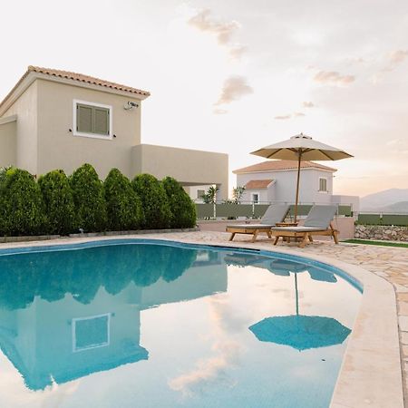 Vasilopoulos Residences - Villa Emelia With Shared Pool 阿尔戈斯托利翁 外观 照片